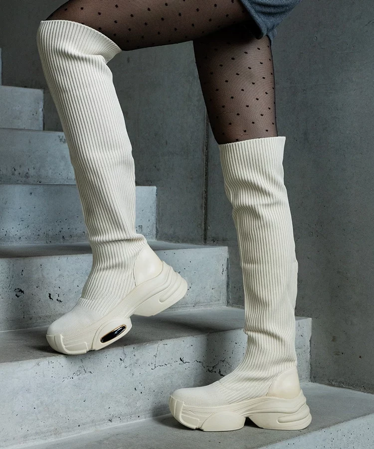 Beżowe kozaki z elastyczną cholewką na masywnej podeszwie Lokira