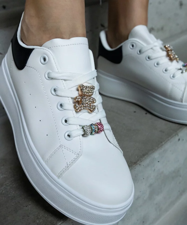 Białe sneakersy na platformie zdobione misiem Mavien