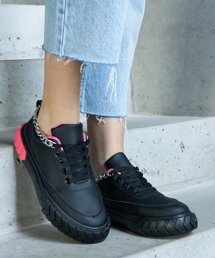 Czarne sneakersy z łańcuchem Thilda