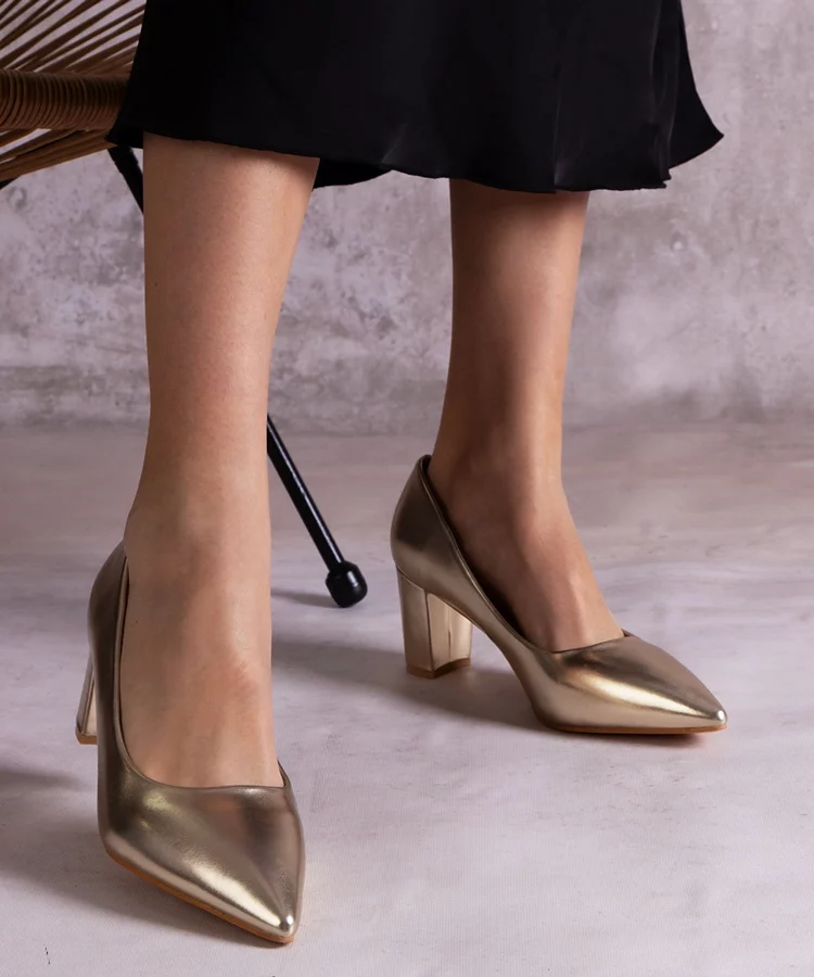 Złote czółenka na słupku Tunia