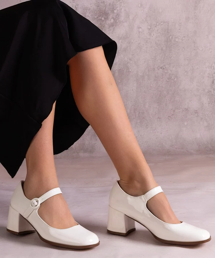 Białe czółenka z paskiem na słupku lyraa