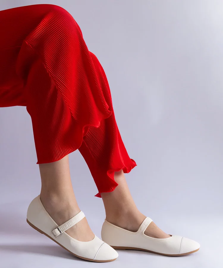 Białe balerinki o matowym wykończeniu  Longhola