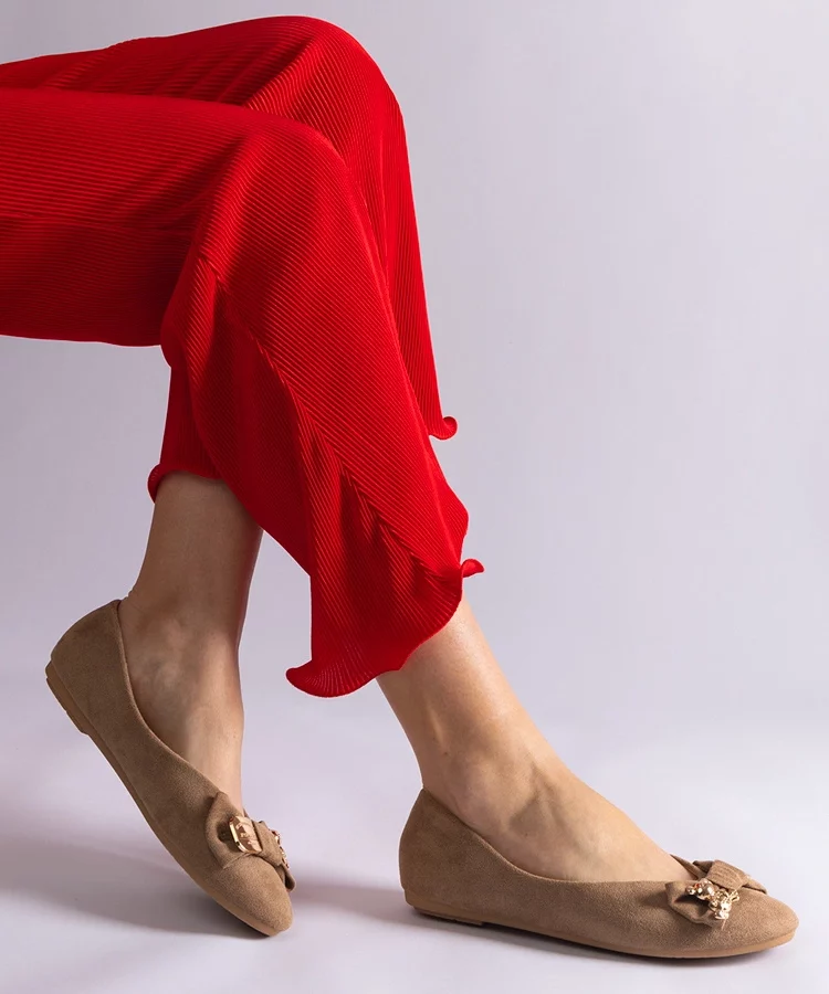 Brązowe balerinki zdobione kokardką i broszką Esdras