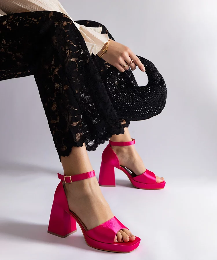 Różowe satynowe sandały na masywnym obcasie Saucedo