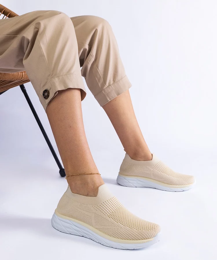 Beżowe wsuwane sneakersy sportowe Aquilina