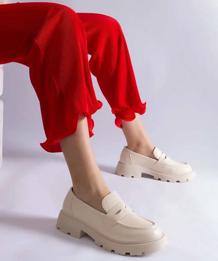 Beżowe mokasyny damskie z eko skóry Violanda