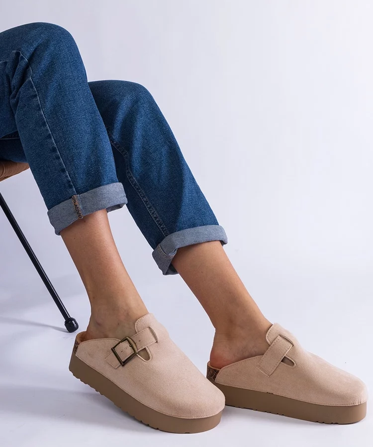 Beżowe kapcie damskie na platformie z klamrą Armitage