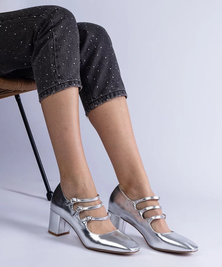 Srebrne czółenka na słupku z ozdobnymi sprzączkami Izida