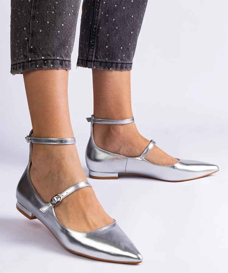 Srebrne czółenka na płaskim obcasie  z sprzączkami Ewerida