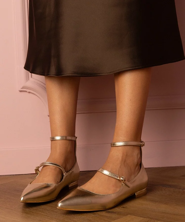 Złote czółenka na płaskim obcasie  z sprzączkami Ewerida