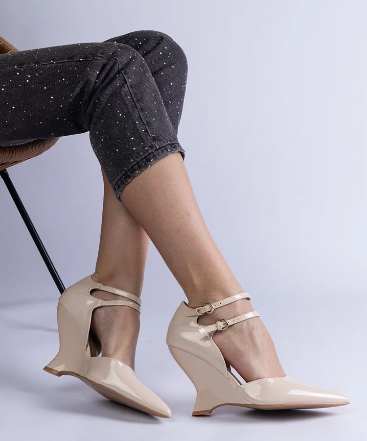 Beżowe czółenka lakierowane na koturnie z sprzączkami Vizario