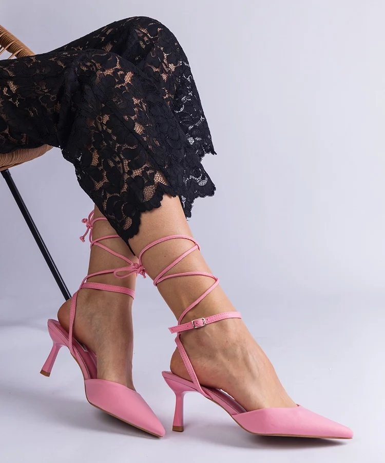 Różowe szpilki z odkrytą pięta wiązane wokół kostki Viktoriada