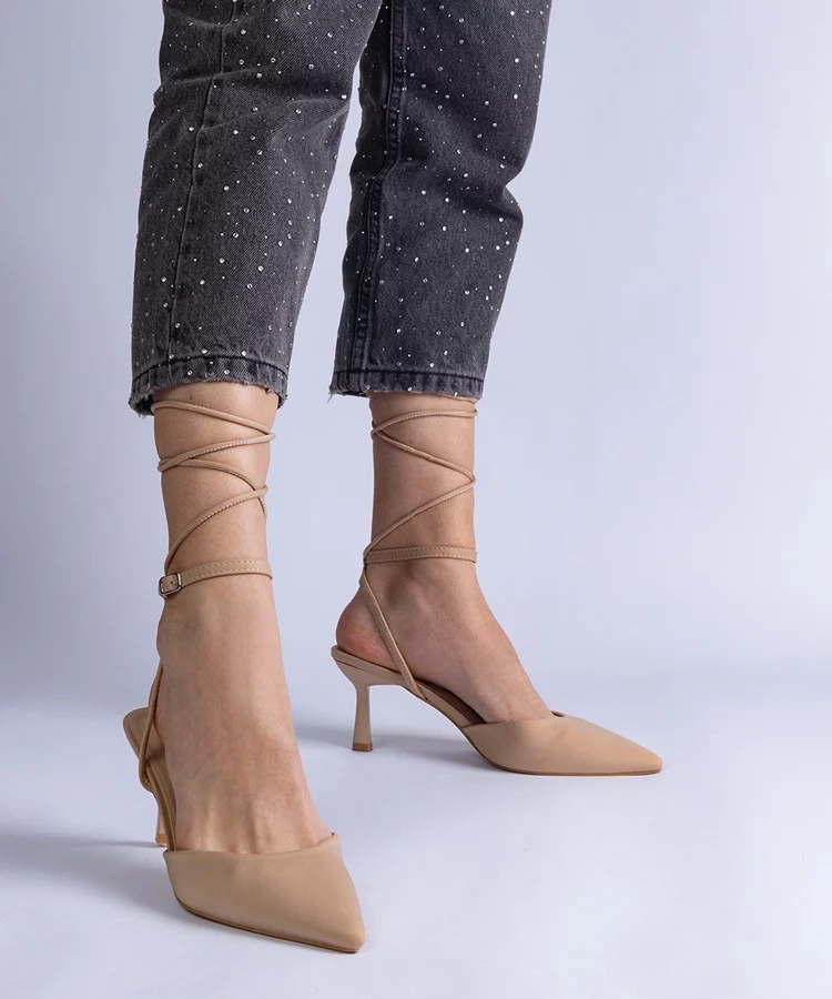 Beżowe szpilki z odkrytą pięta wiązane wokół kostki Viktoriada