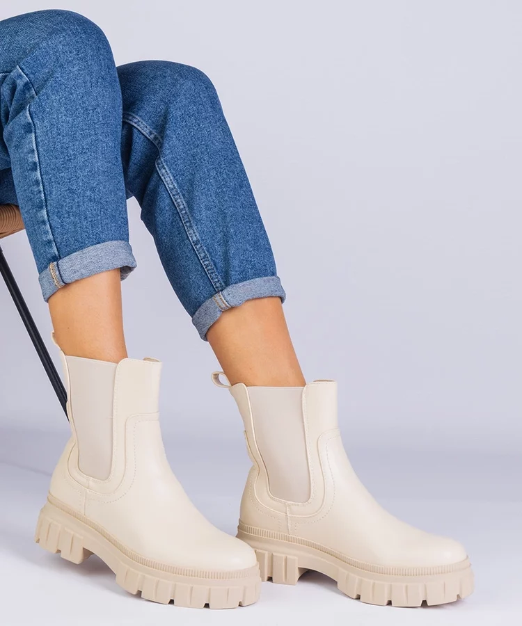 Beżowe botki za kostkę z elastyczną wstawką Rolandela