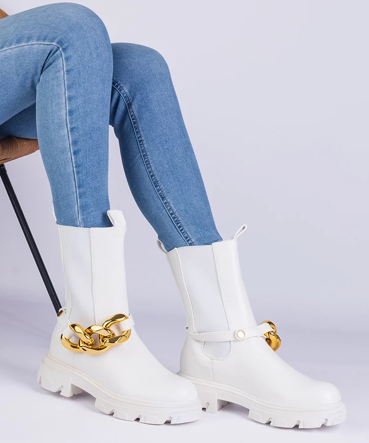 Białe botki za kostkę zdobione masywnym łańcuchem Florisenda