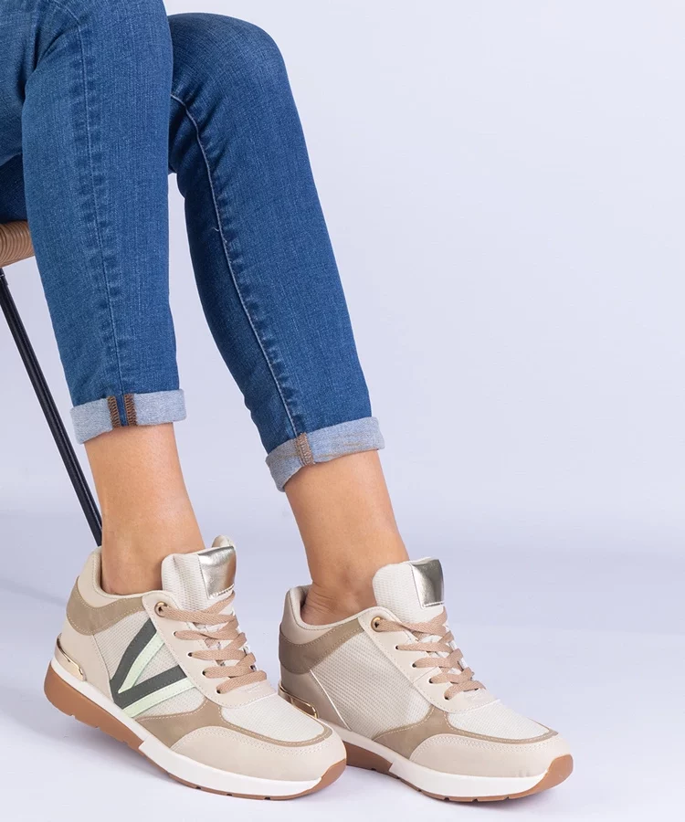 Beżowe sneakersy damskie na ukrytym koturnie Ninella