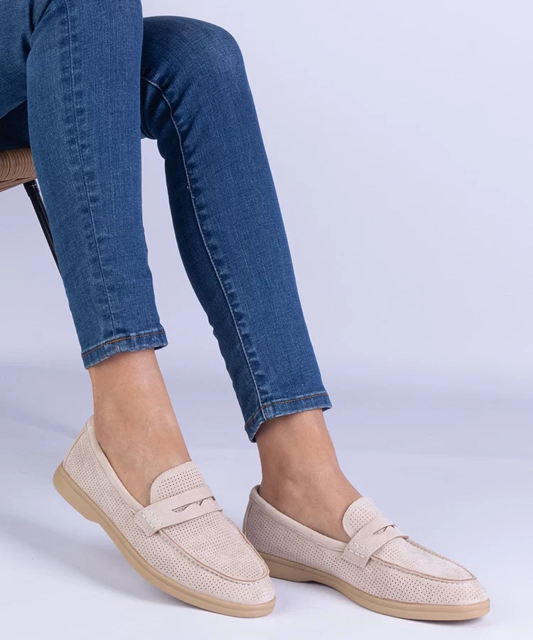 Beżowe klasyczne mokasyny ażurowe z ekozamszu Argossa