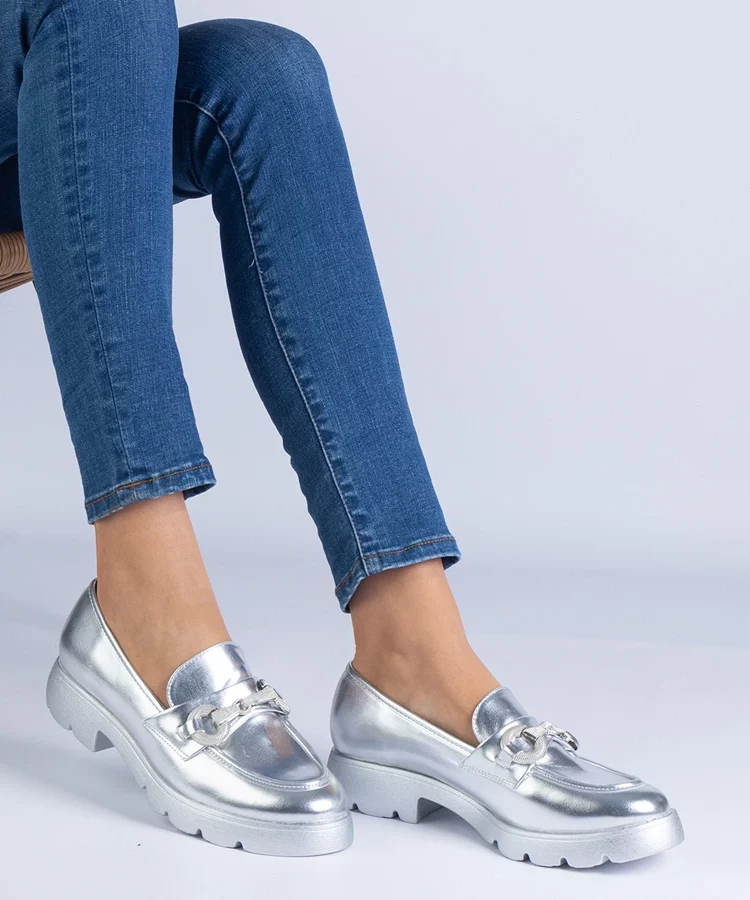 Srebrne półbuty klasyczne z ozdobą Amikol