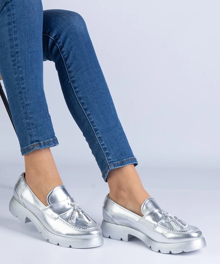 Srebrne półbuty klasyczne z frędzlami  Esitta