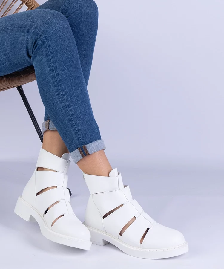 Białe botki z ekoskóry z wycięciami na płaskim obcasie Kalipso