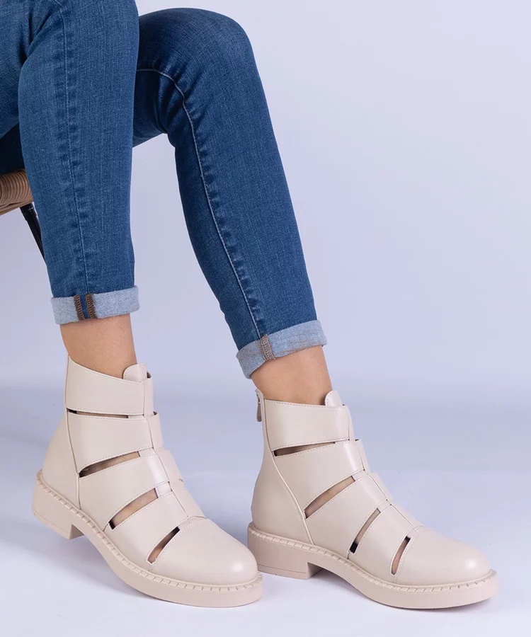 Beżowe botki z ekoskóry z wycięciami na płaskim obcasie Kalipso