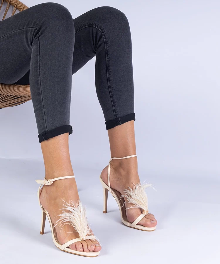 Beżowe sandałki na szpilce z piórkami Arisat