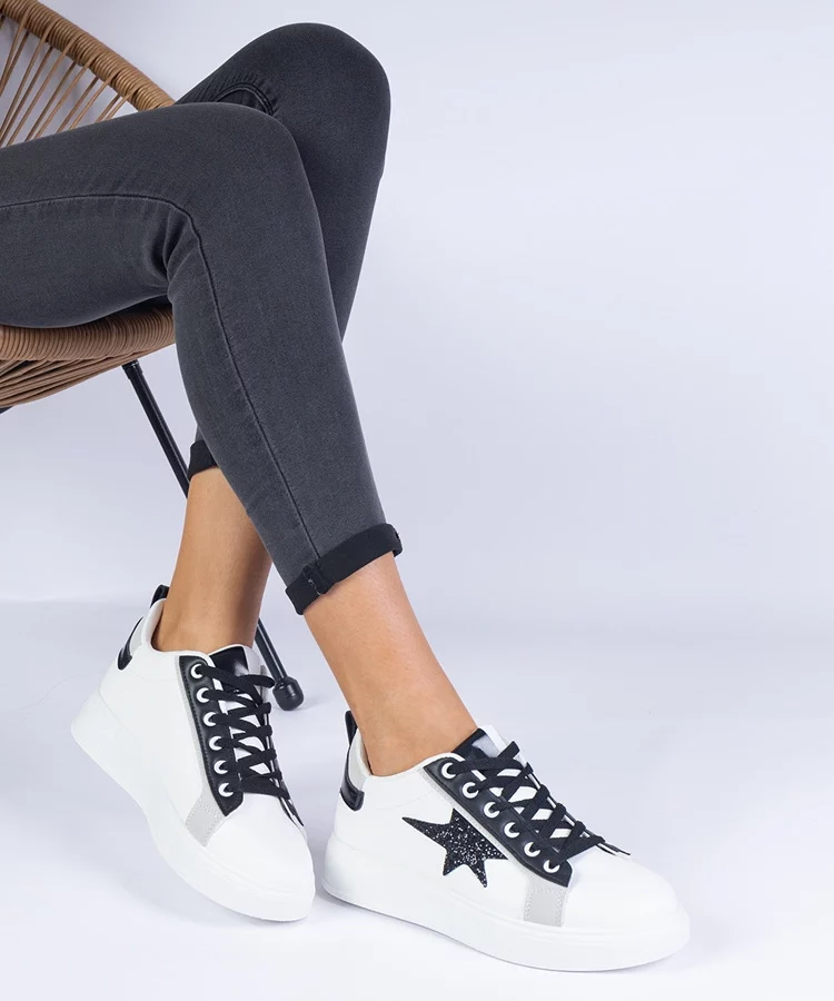 Białe sneakersy zdobione brokatową gwiazdą Moransa