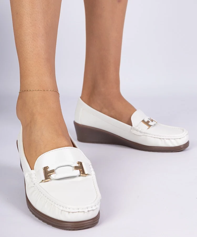 Białe mokasyny damskie na koturnie z ekoskóry Kappi