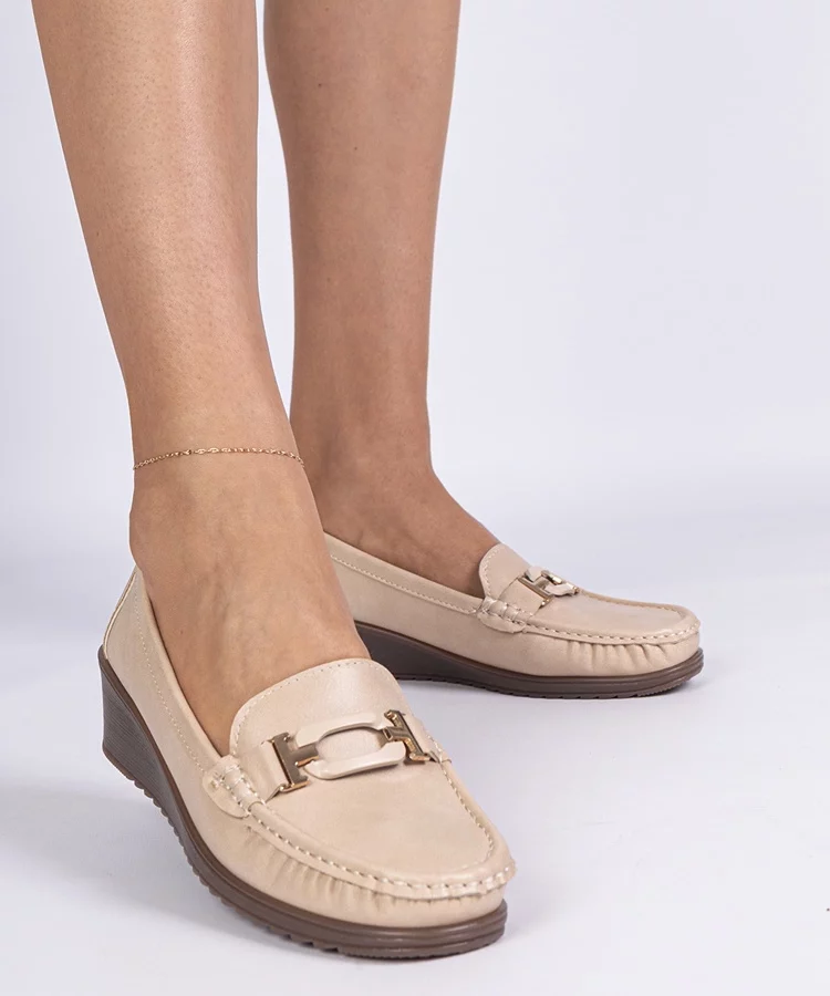 Beżowe mokasyny damskie na koturnie z ekoskóry Kappi