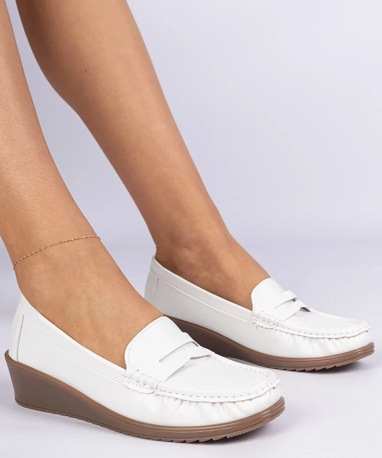 Białe mokasyny damskie na koturnie Zorani