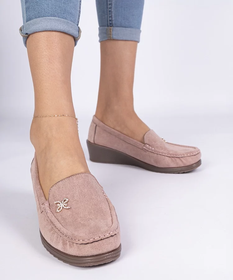 Różowe mokasyny damskie na koturnie z ekozamszu Sarimi