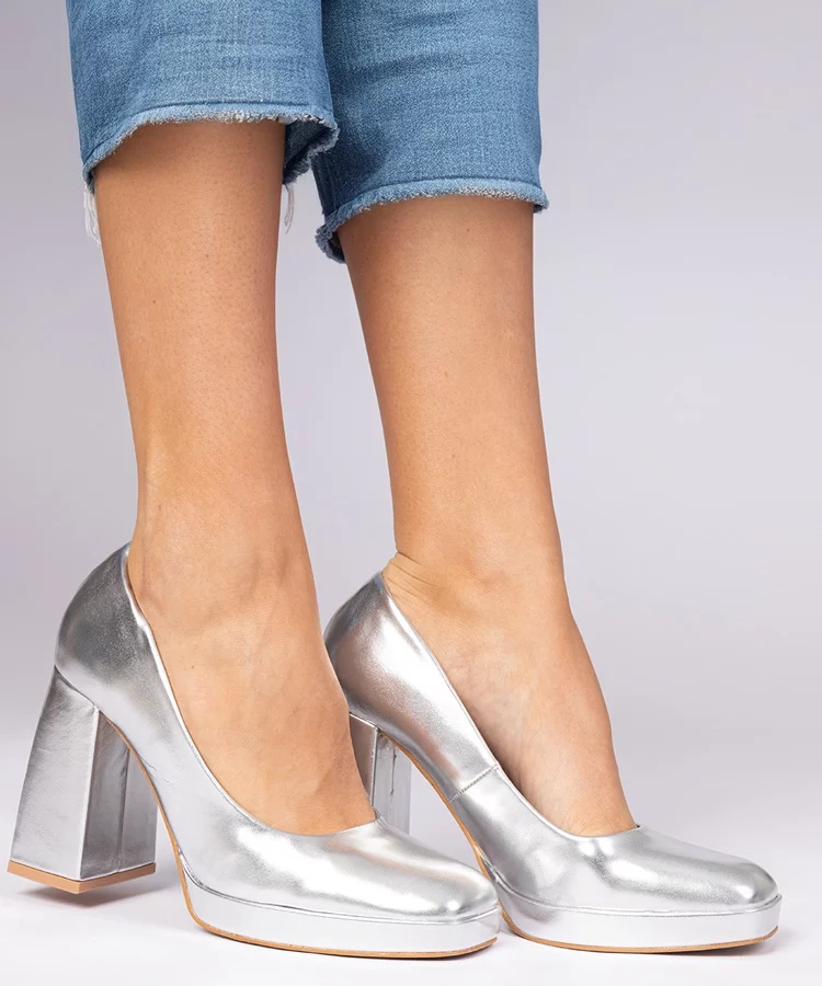 Srebrne czółenka na masywnym słupku Irenois