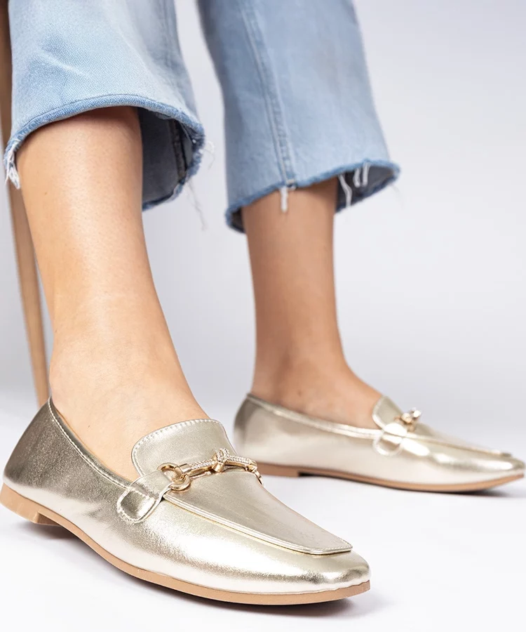 Złote eleganckie mokasyny ze złotą ozdobą i cyrkoniami Kalisa