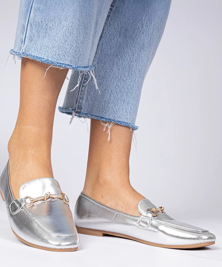 Srebrne eleganckie mokasyny ze złotą ozdobą i cyrkoniami Kalisa