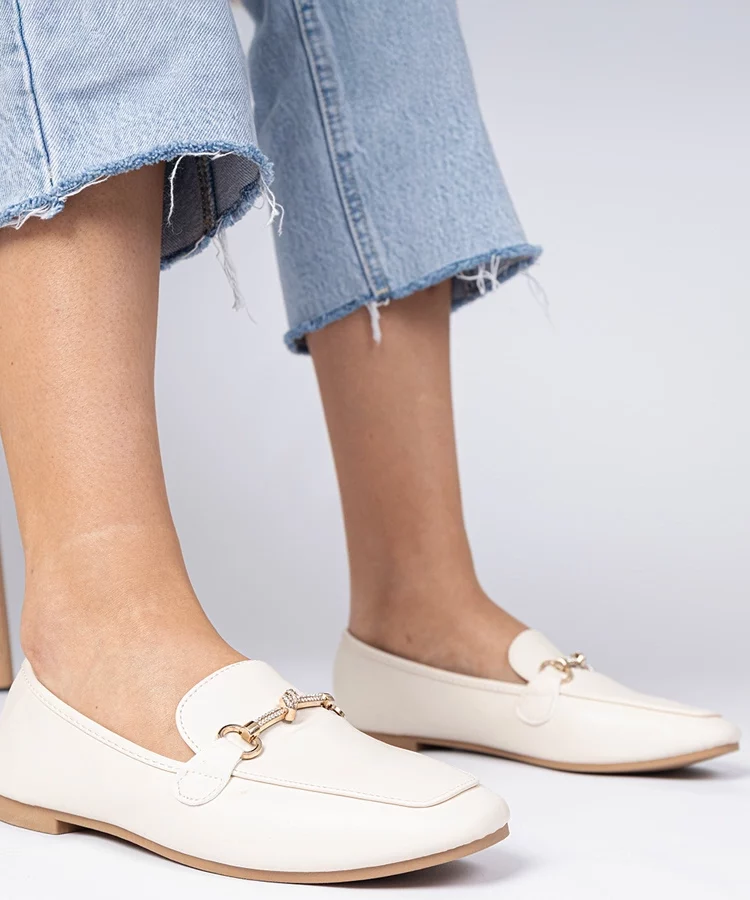 Beżowe eleganckie mokasyny ze złotą ozdobą i cyrkoniami Kalisa