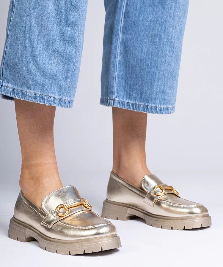 Złote eleganckie mokasyny ze zdobieniem Letty