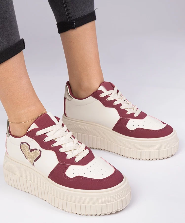 Bordowe sneakersy damskie z brokatowym serduszkiem Laira