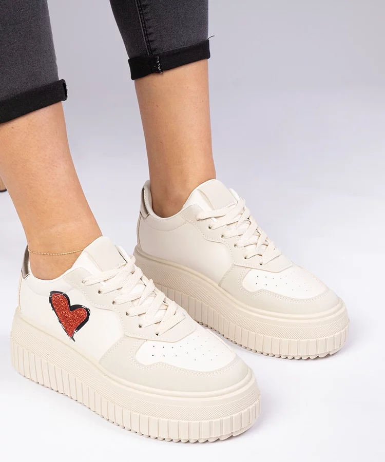 Beżowe sneakersy damskie z brokatowym serduszkiem Laira
