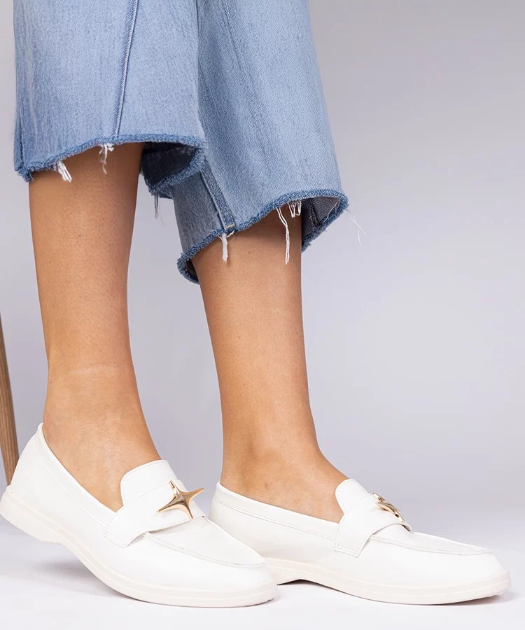 Białe damskie mokasyny ze złotą ozdobą Senna