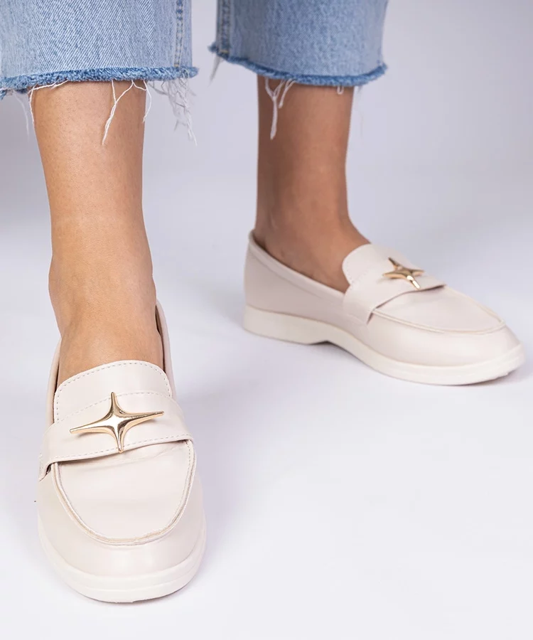 Beżowe damskie mokasyny ze złotą ozdobą Senna