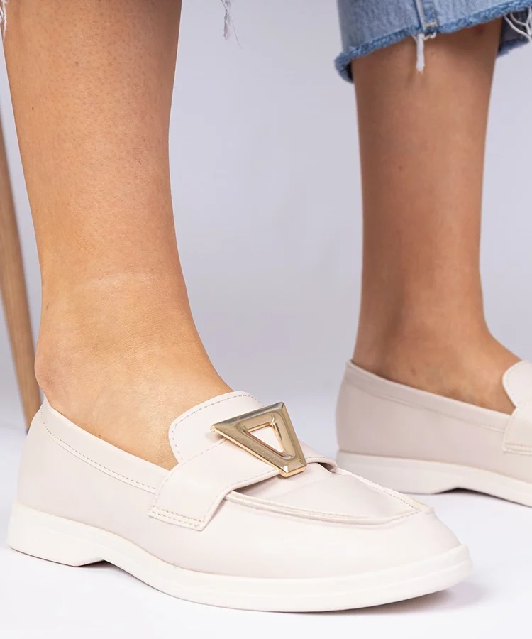 Beżowe damskie mokasyny z elegancką ozdobą Viletta