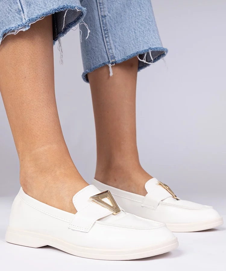 Białe damskie mokasyny z elegancką ozdobą Viletta