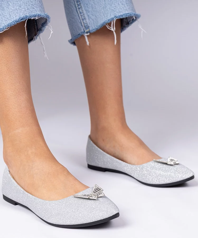 Srebrne damskie balerinki brokatowe z motylkiem Denny