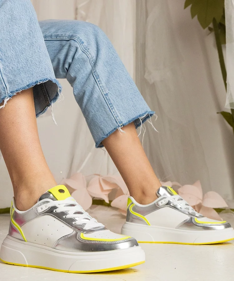 Srebrne sneakersy damskie z neonowym dodatkiem Zorra