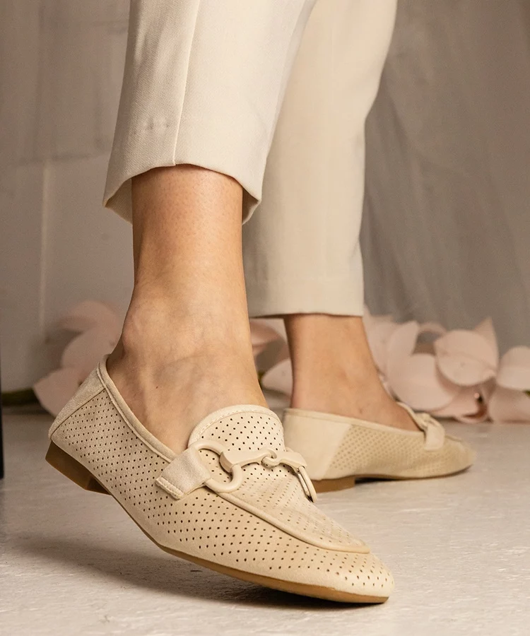 Beżowe damskie mokasyny ażurowe z ozdobą Mensory