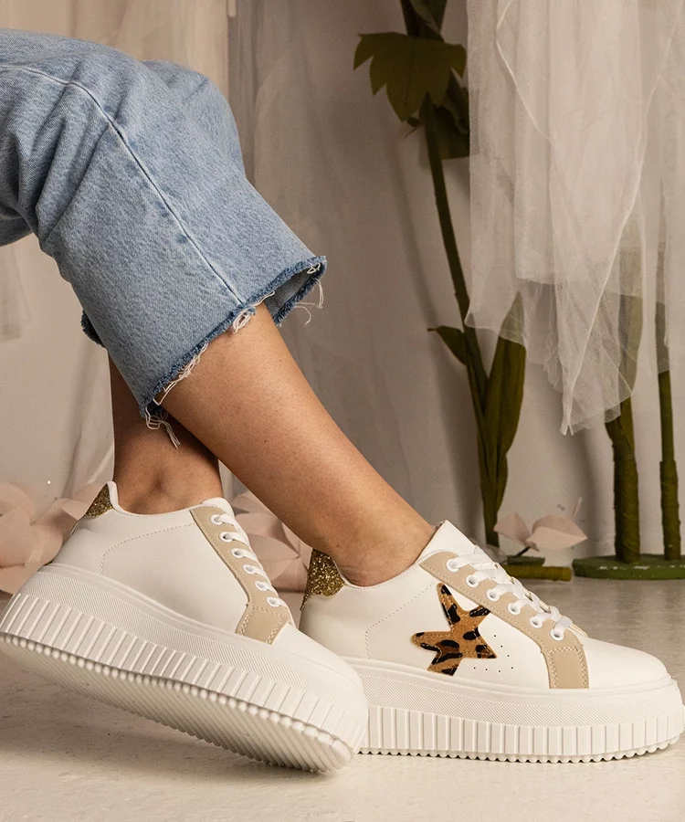 Biało-beżowe sneakersy zdobione brokatem i gwiazdką Taleda