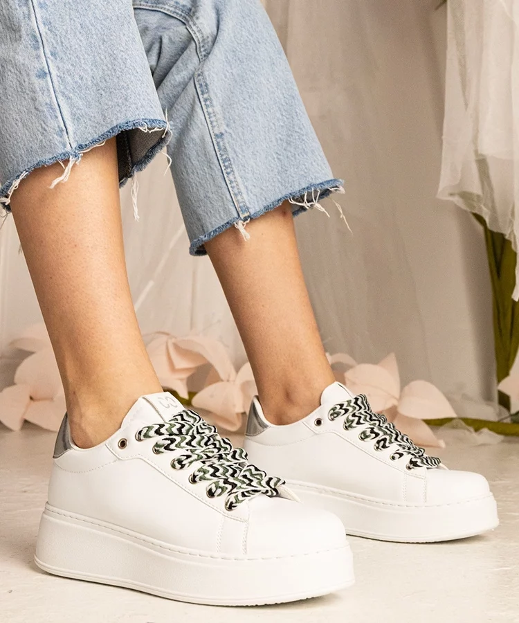 Białe sneakersy damskie z masywnym sznurowaniem Kessa