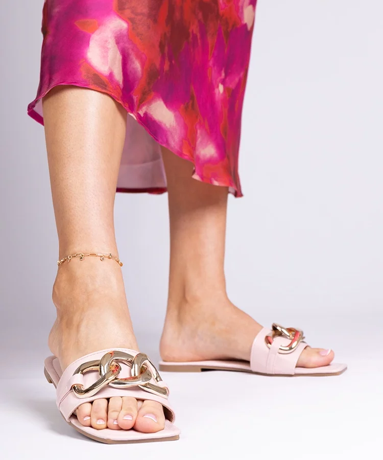 Różowe klapki damskie zdobione łańcuchem Eladar