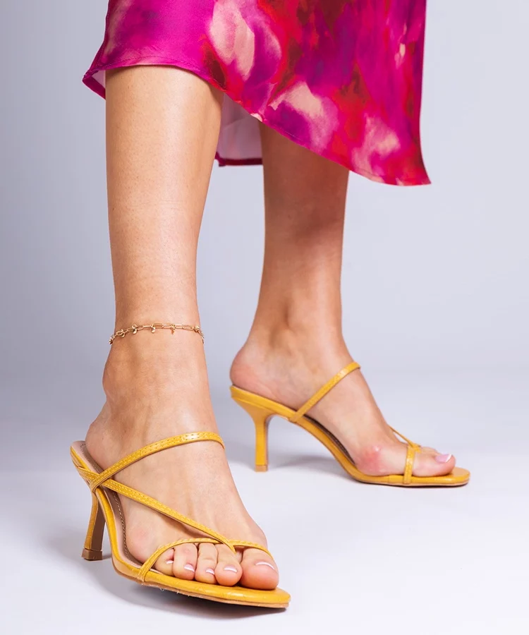 Żółte klapki eleganckie na szpilce Kapilon