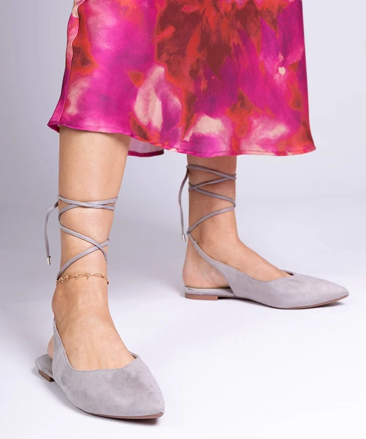 Szare czółenka na płaskim obcasie wiązane na kostce Karlioz